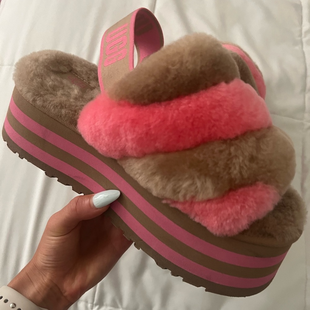 UGG PLATFORM SLIPPERS